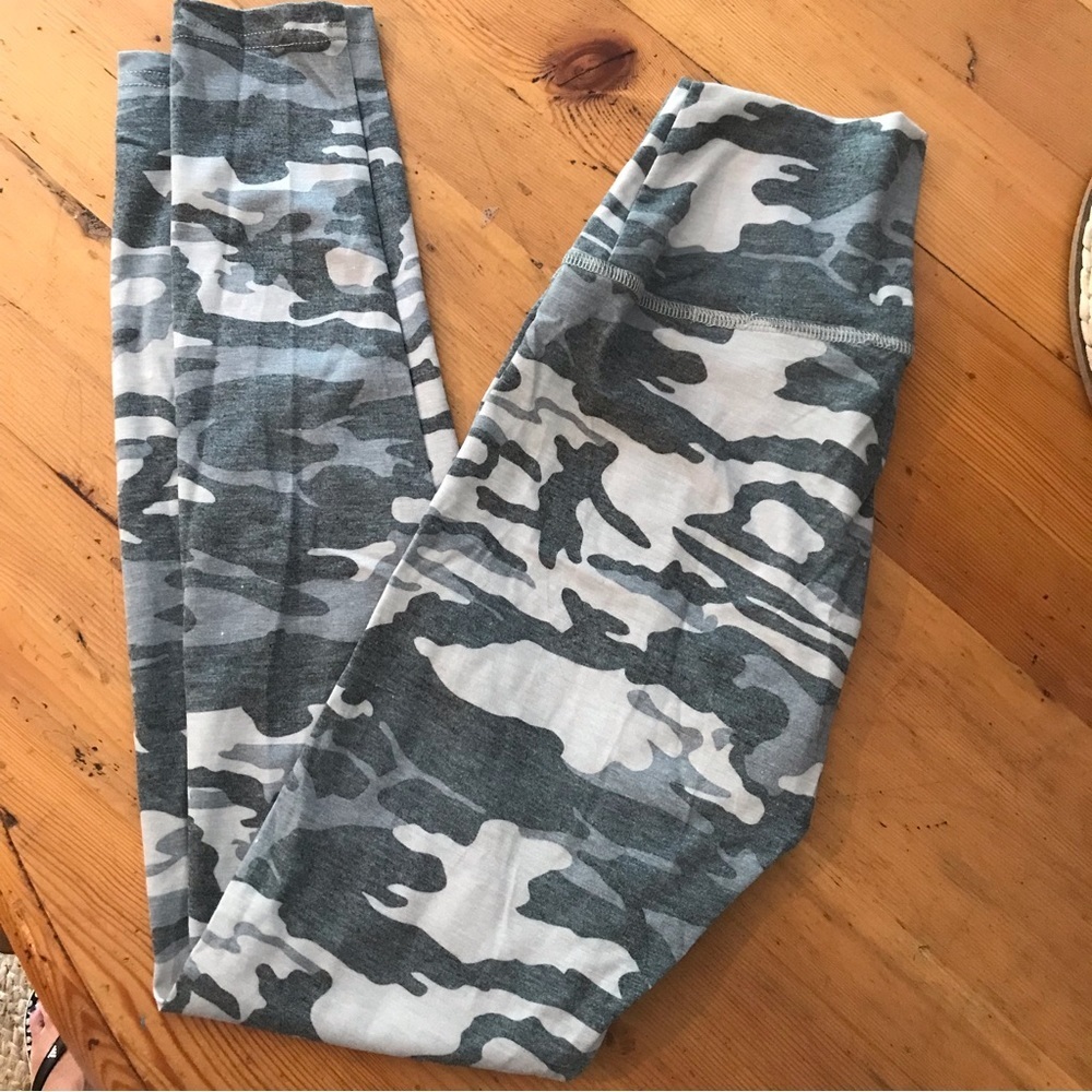 easel Gray and White Camo Leggings
